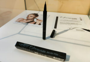 Eyeliner On Fleek Brush Pen PuroBIO Cosmetics - novità SANA 2022